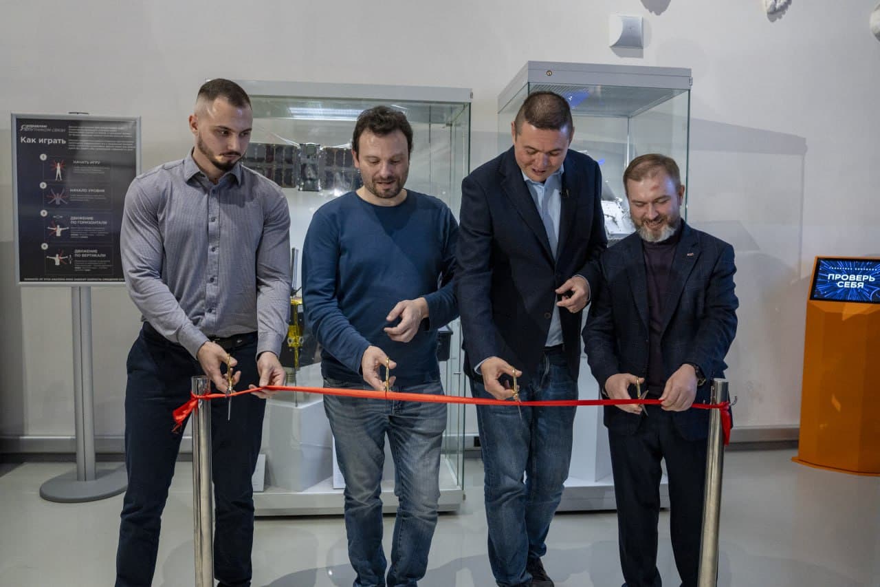 «Маяк» засиял в Музее космонавтики: первый краудфандинговый спутник России пополнил экспозицию